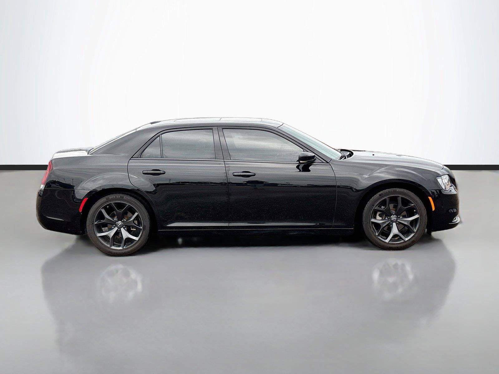 Used 2022 Chrysler 300 S w/ Comfort Group RWD image 17