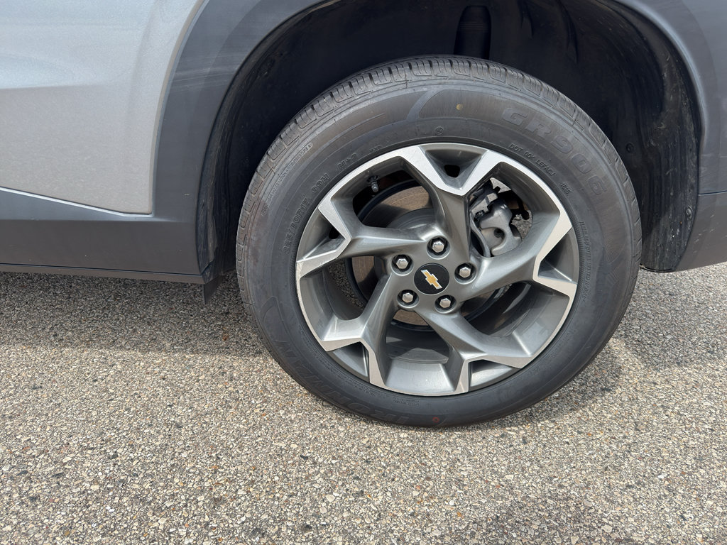 Used 2025 Chevrolet Trax LT FWD image 8