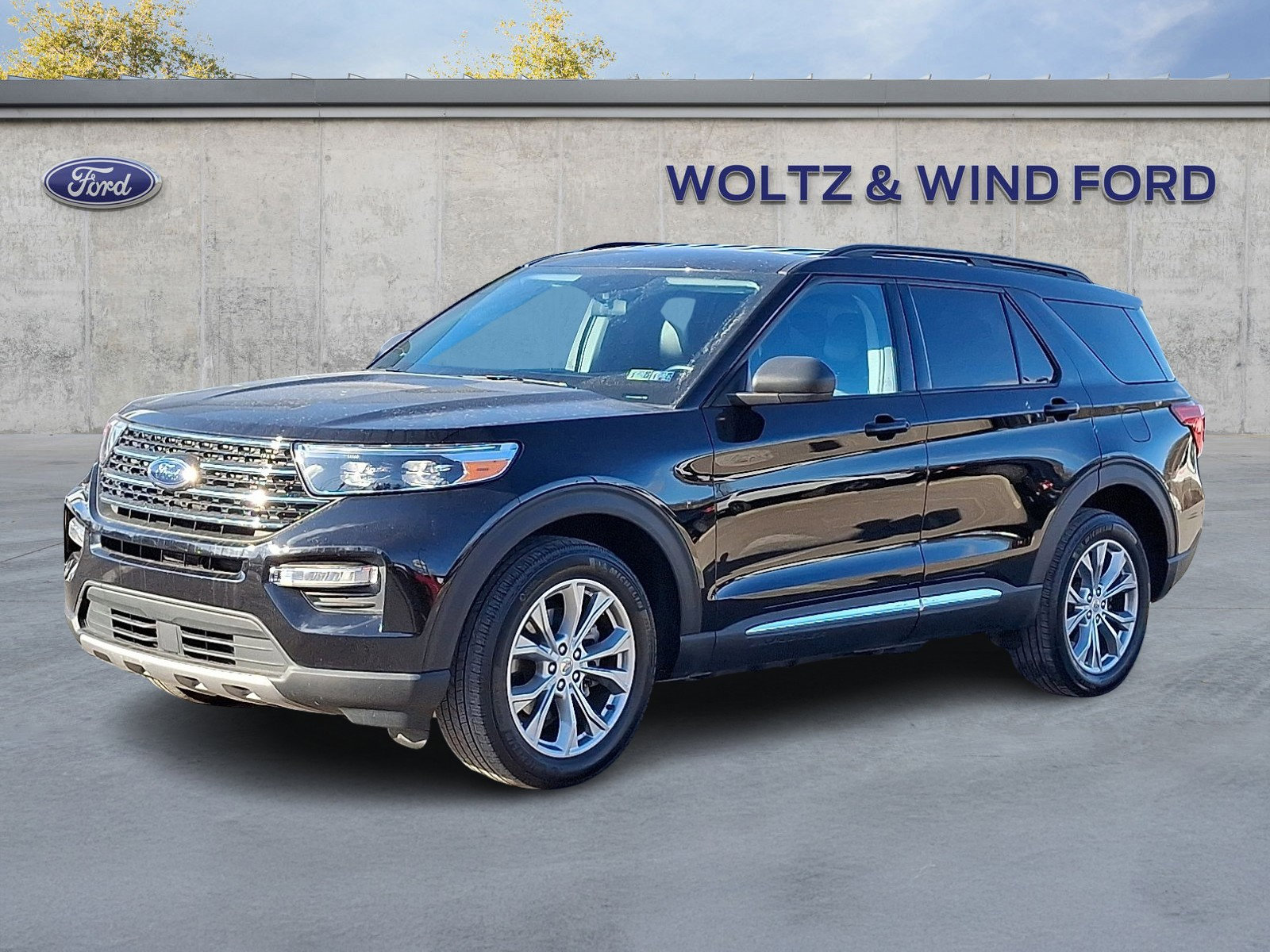 Used 2022 Ford Explorer XLT w/ Equipment Group 202A image 3