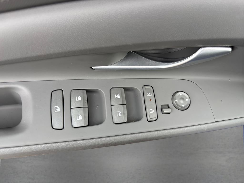 Certified 2024 Hyundai Elantra SE image 30