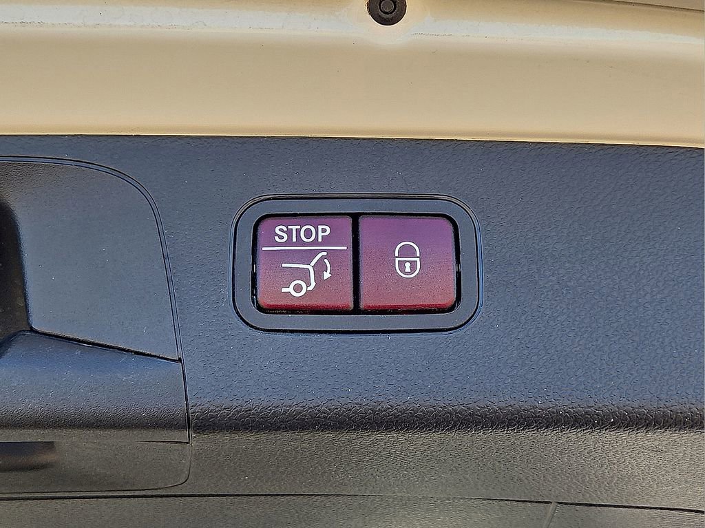 Used 2019 Mercedes-Benz GLC 300 w/ Premium Package image 15