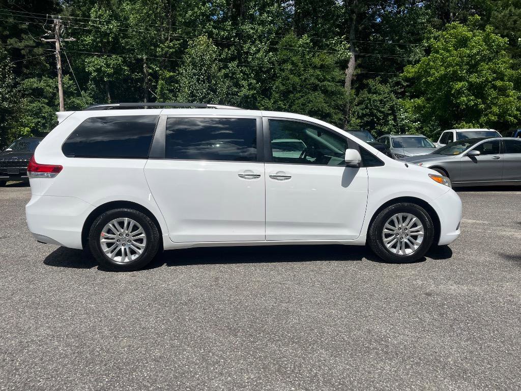 Used 2014 Toyota Sienna XLE FWD image 12