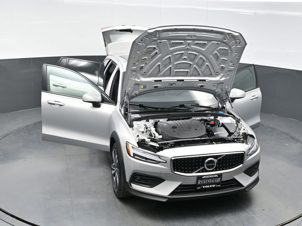 Used 2025 Volvo V60 B5 Cross Country Plus AWD/4WD image 41