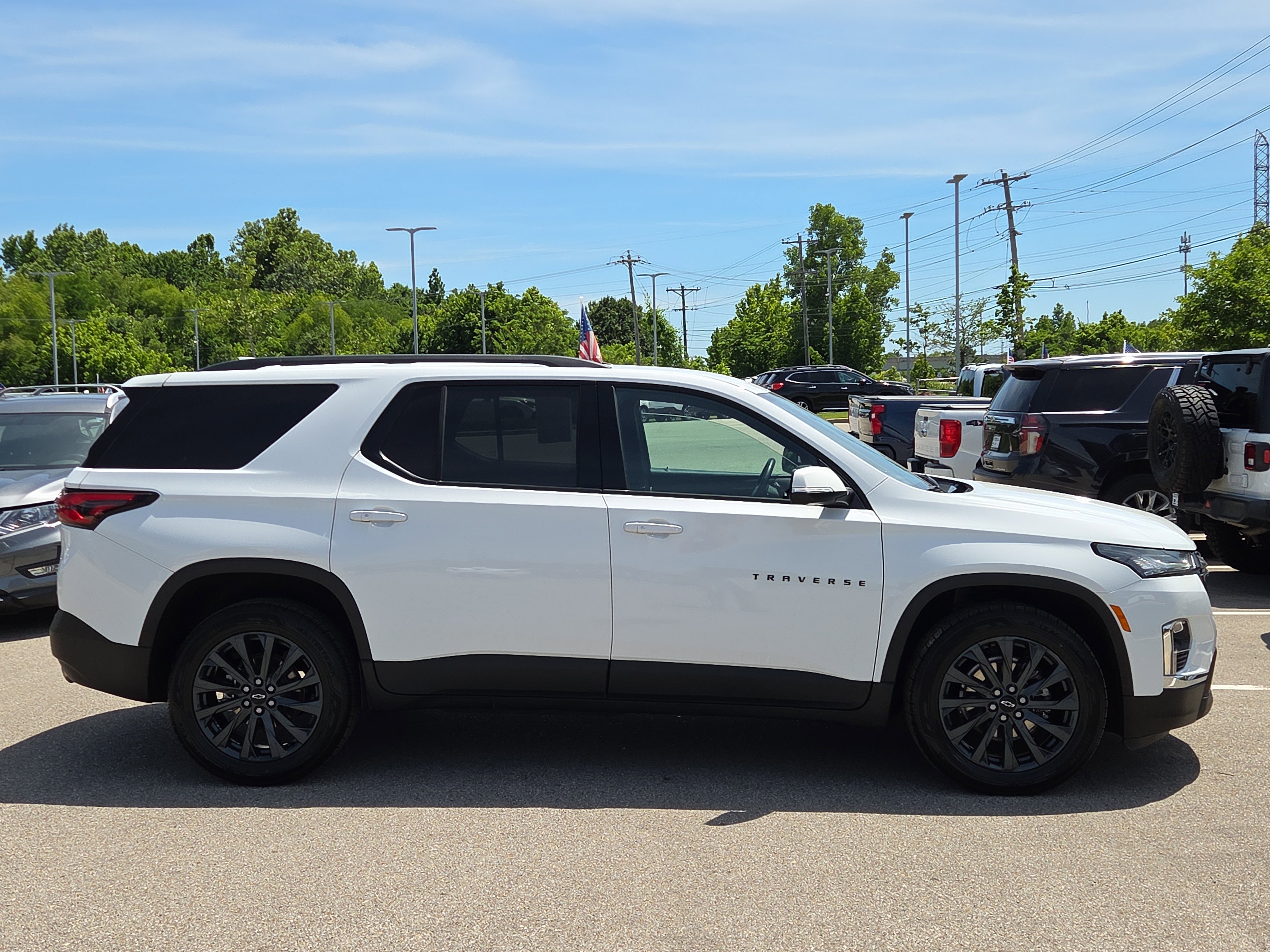 Used 2023 Chevrolet Traverse RS w/ LPO, Floor Liner Package FWD image 2