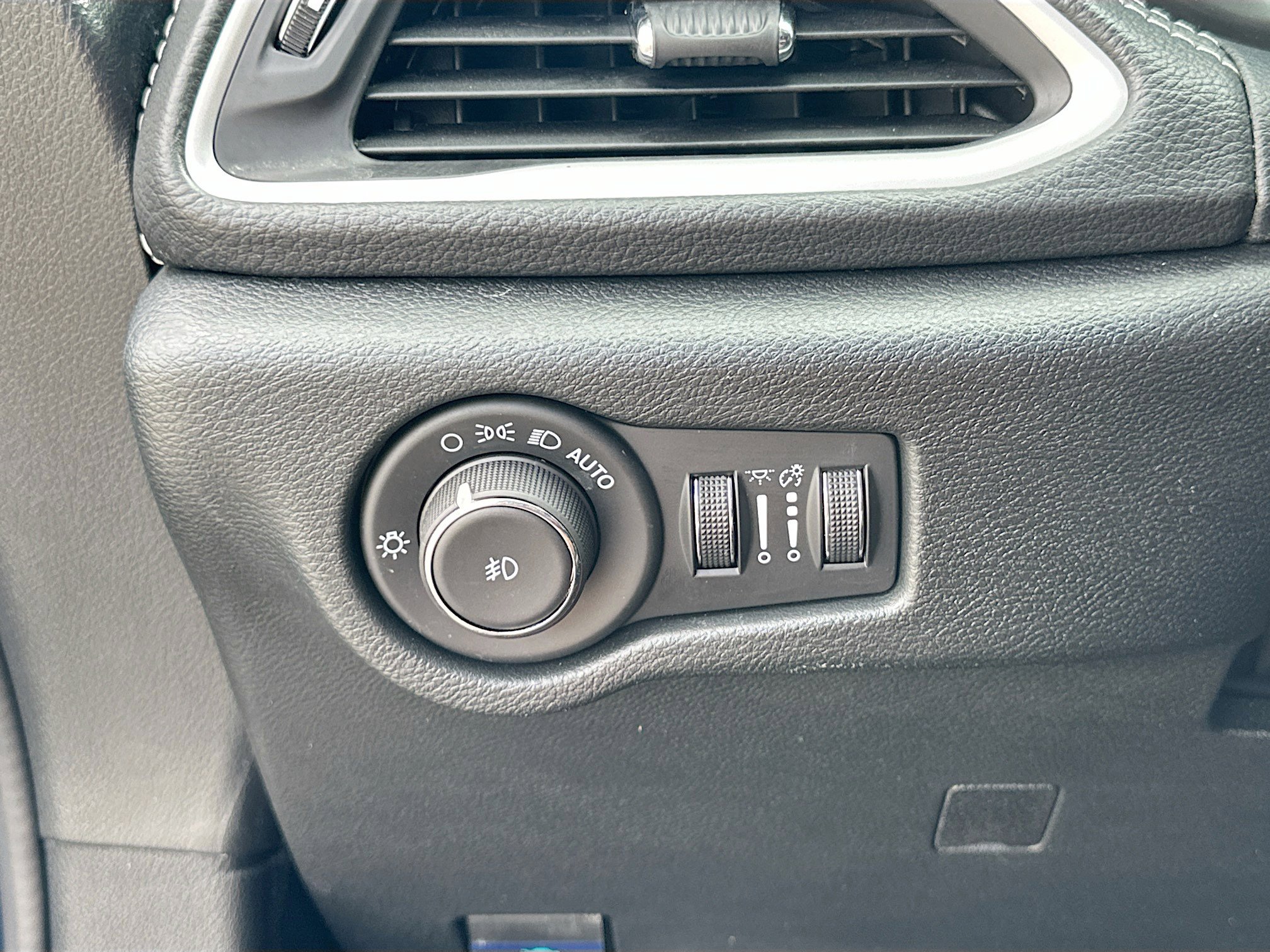 Used 2025 Chrysler Pacifica Select FWD image 10