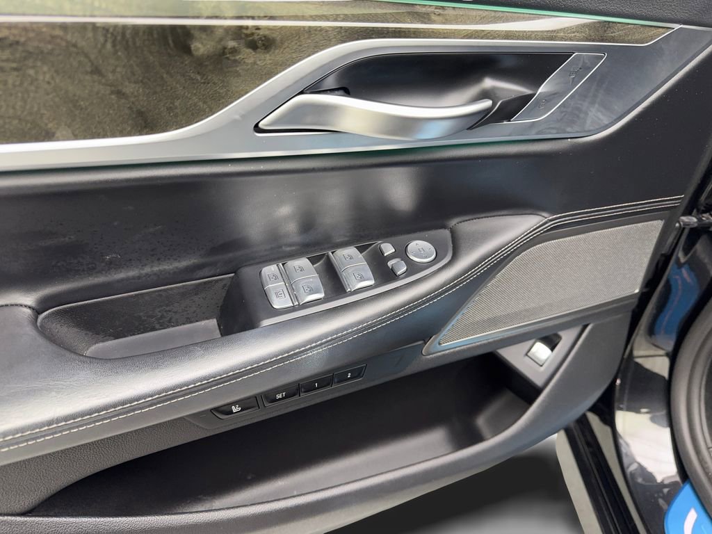 Used 2022 BMW 740i image 32