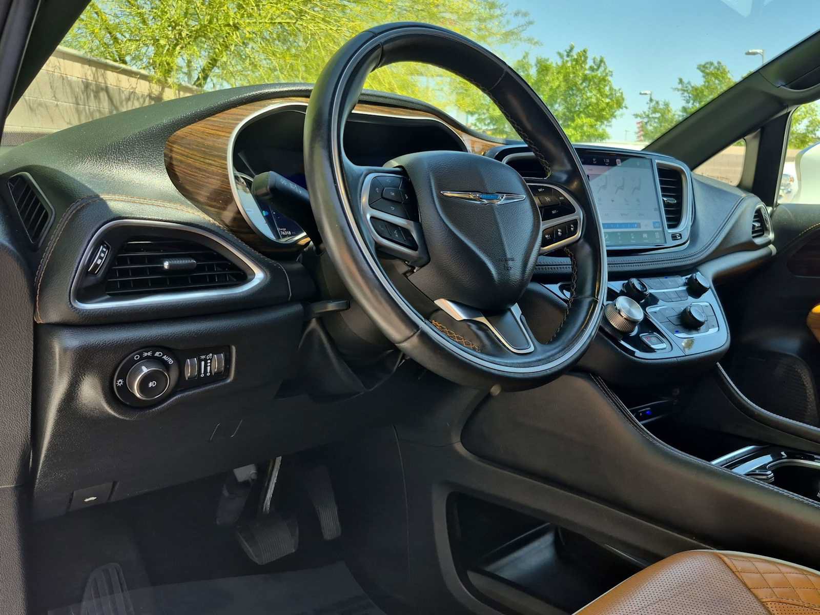 Used 2021 Chrysler Pacifica Pinnacle FWD image 2