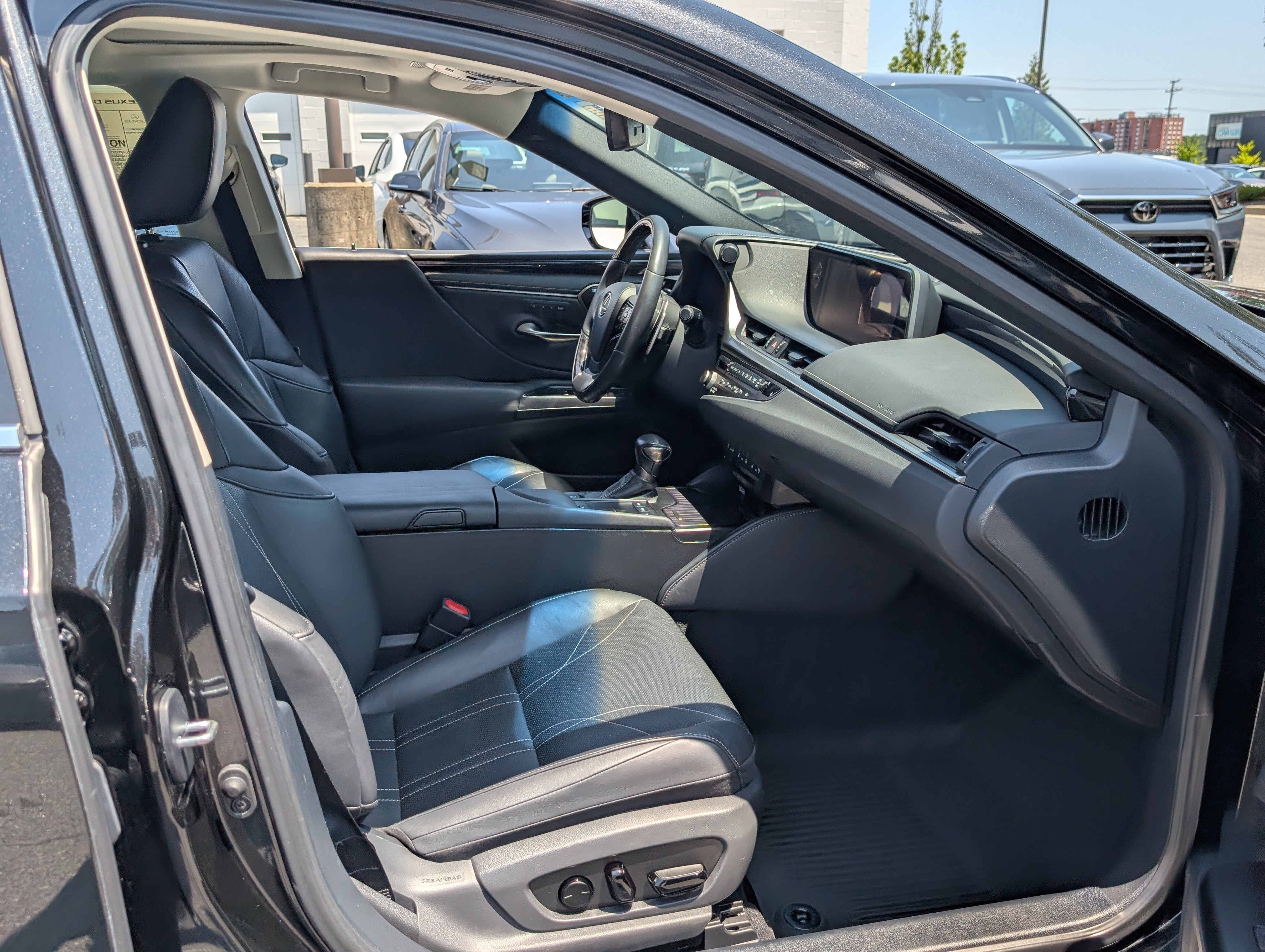 Certified 2021 Lexus ES 300h w/ Accessory Package FWD image 11