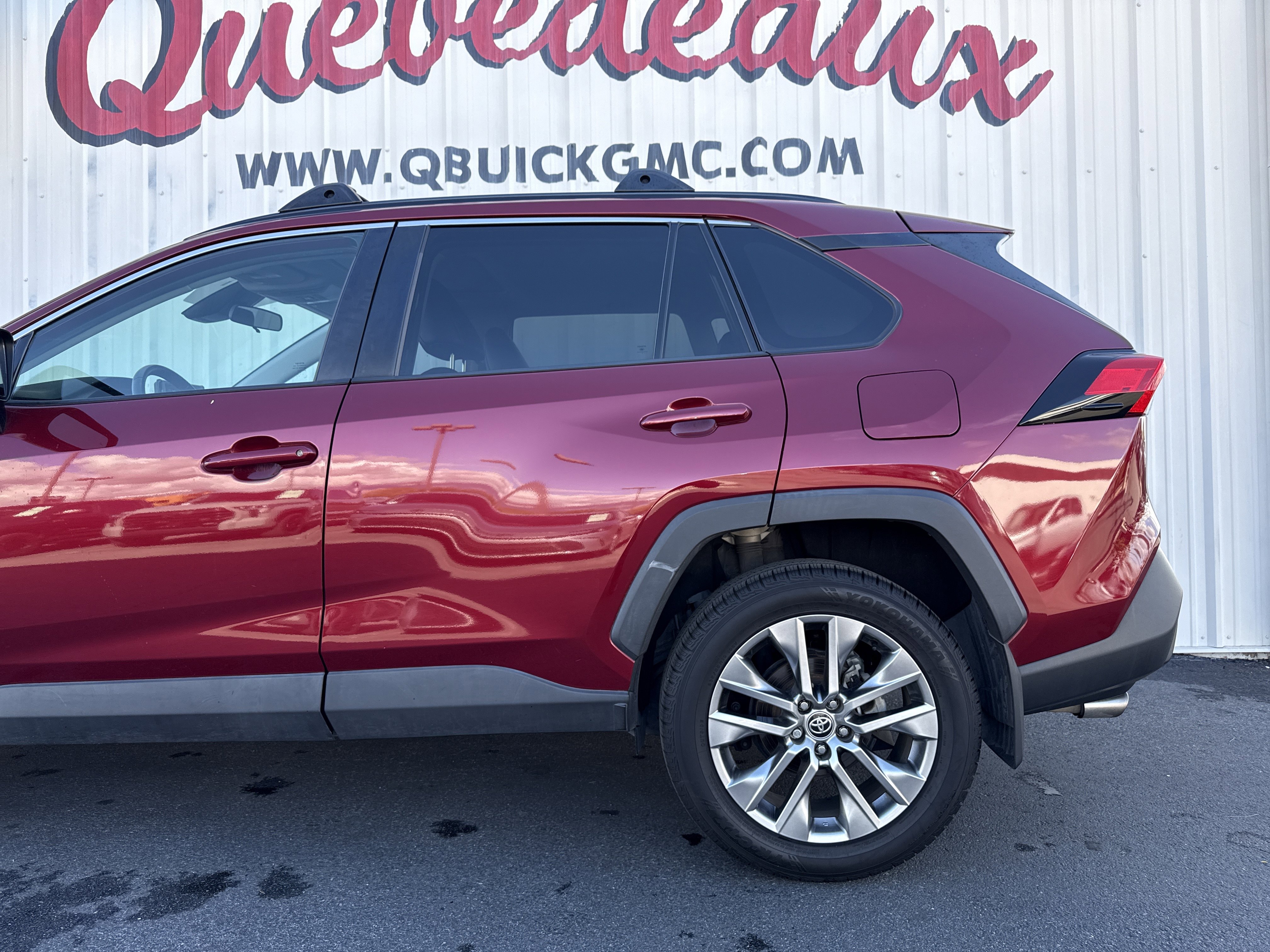 Used 2022 Toyota RAV4 XLE Premium image 2