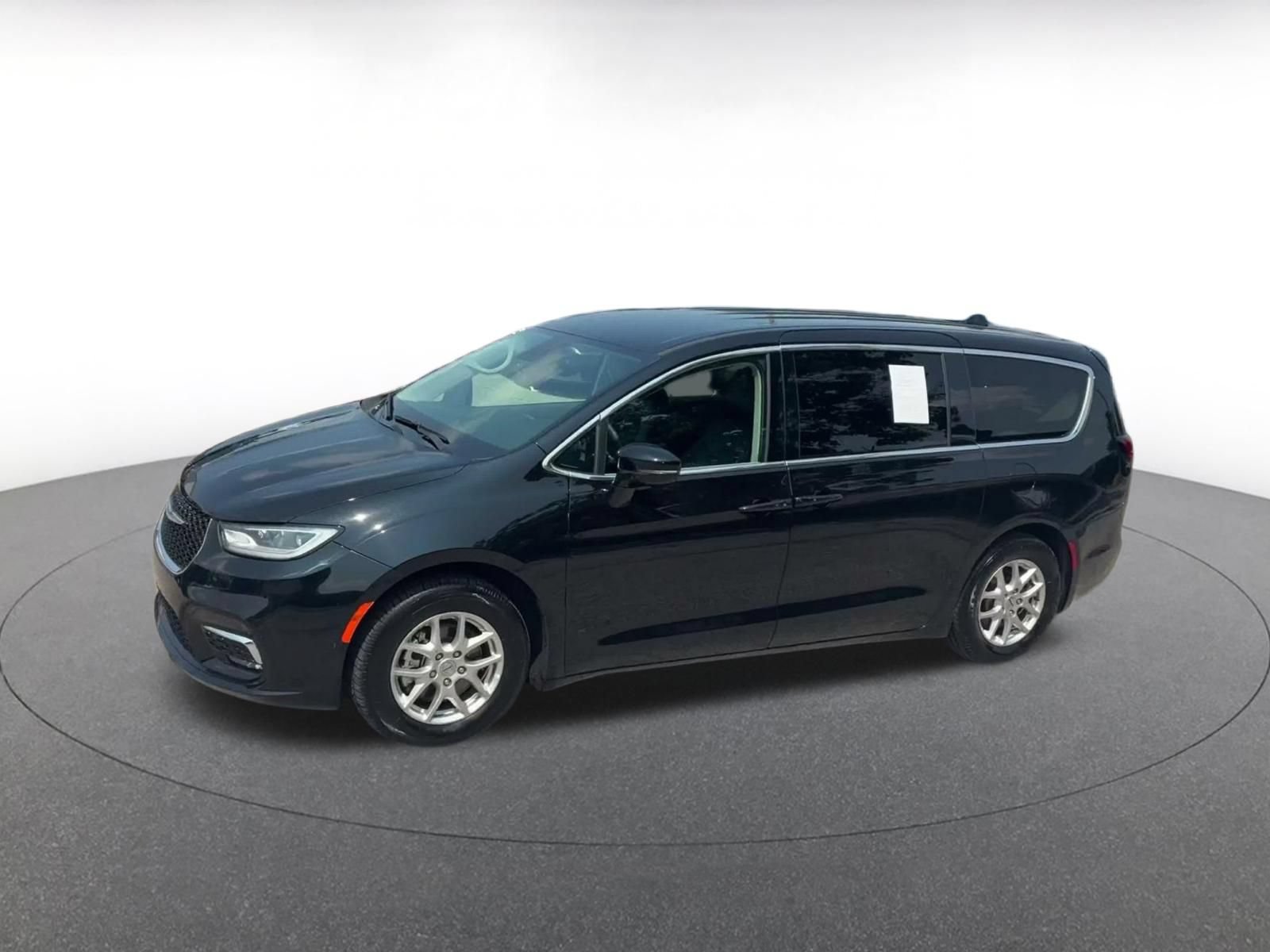 Used 2024 Chrysler Pacifica Touring-L FWD image 7