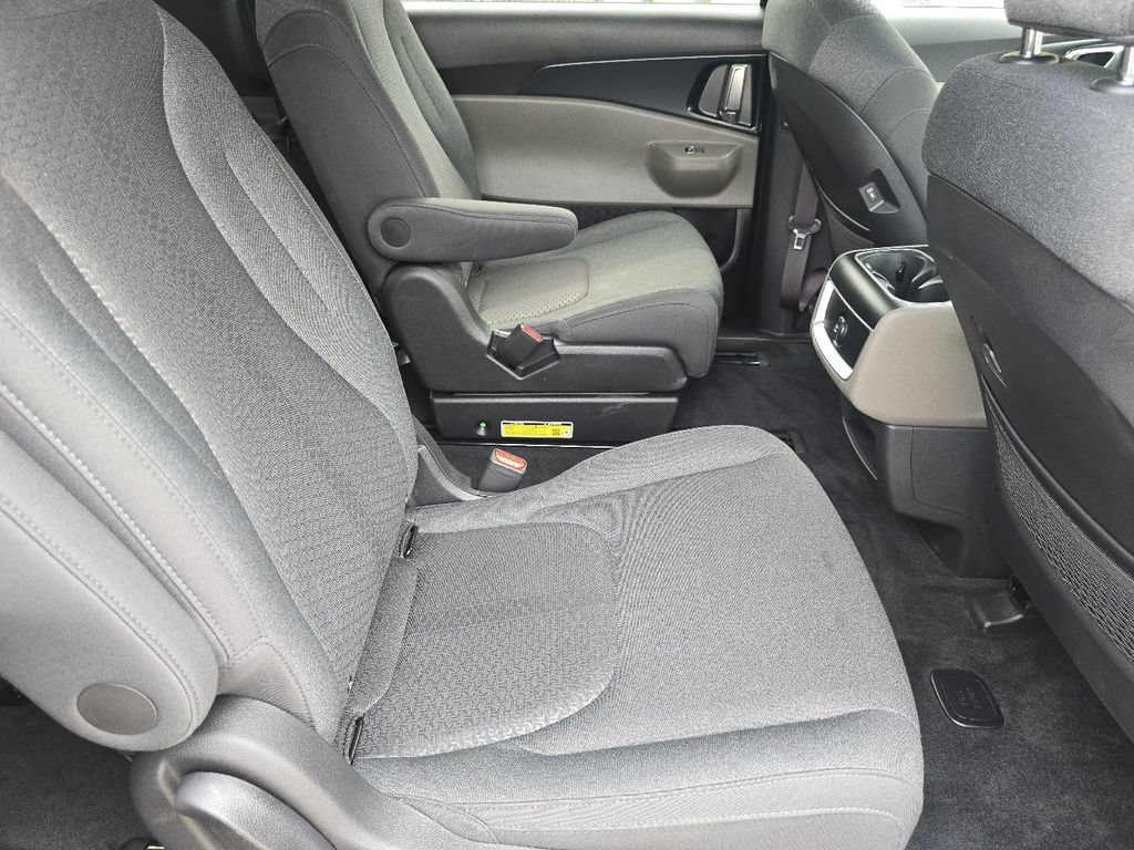 Used 2026 Kia Carnival LX FWD image 18