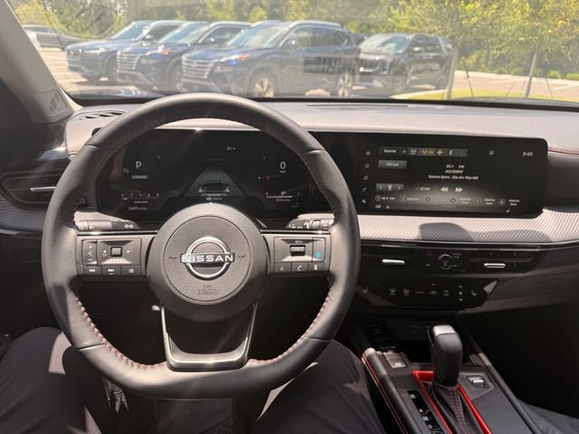 Used 2025 Nissan Kicks SR w/ SR Premium Package FWD image 2
