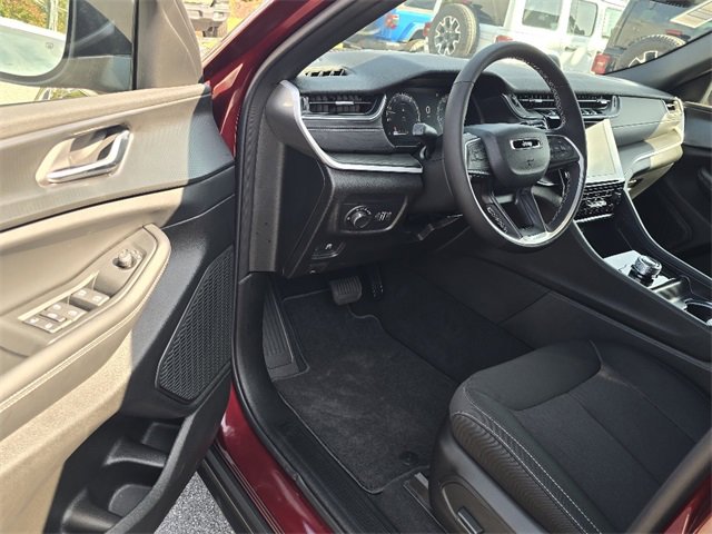 New 2025 Jeep Grand Cherokee Laredo X w/ Luxury Tech Group I image 4