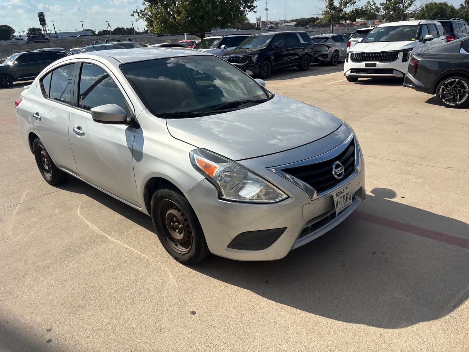 Used 2019 Nissan Versa SV FWD image 5