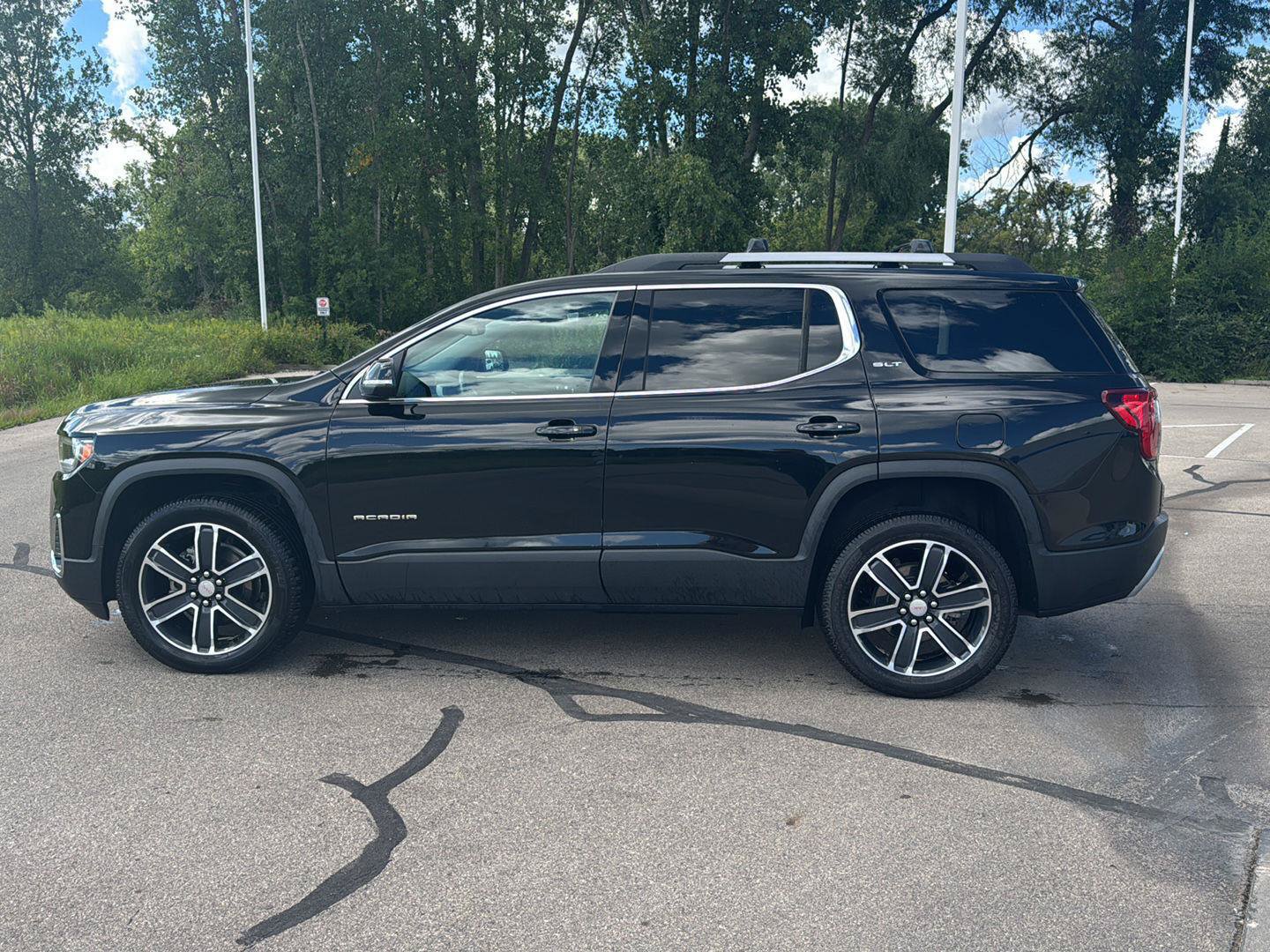Used 2023 GMC Acadia SLT w/ Technology Package AWD/4WD image 2