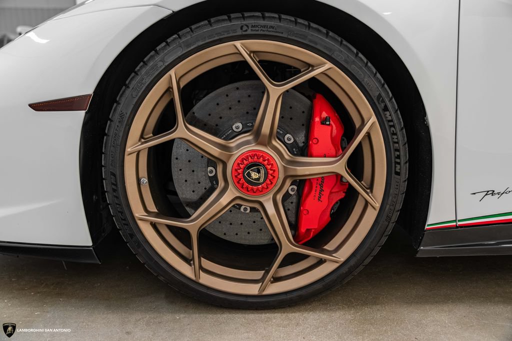 Used 2019 Lamborghini Huracan Performante AWD/4WD image 6