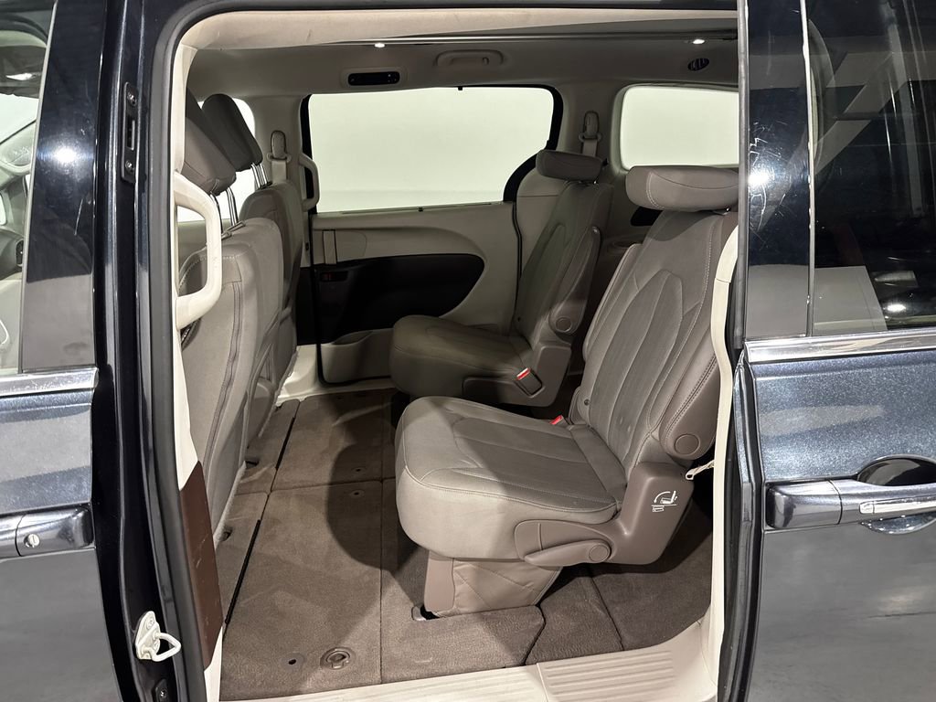 Used 2020 Chrysler Pacifica Touring w/ Advanced Safetytec Group FWD image 19