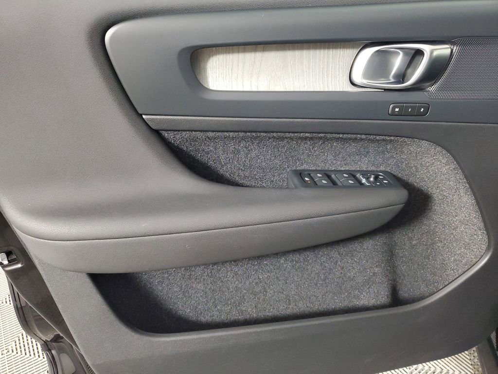 Certified 2023 Volvo XC40 B5 Plus w/ Protection Package Premier image 21