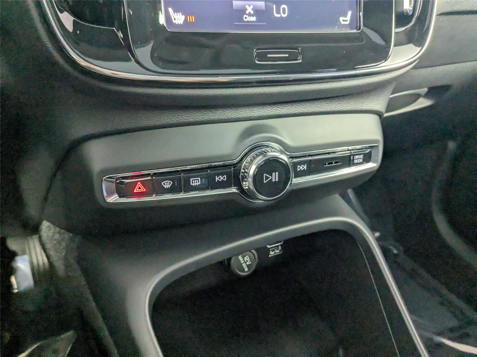 Used 2022 Volvo XC40 T5 Momentum image 21