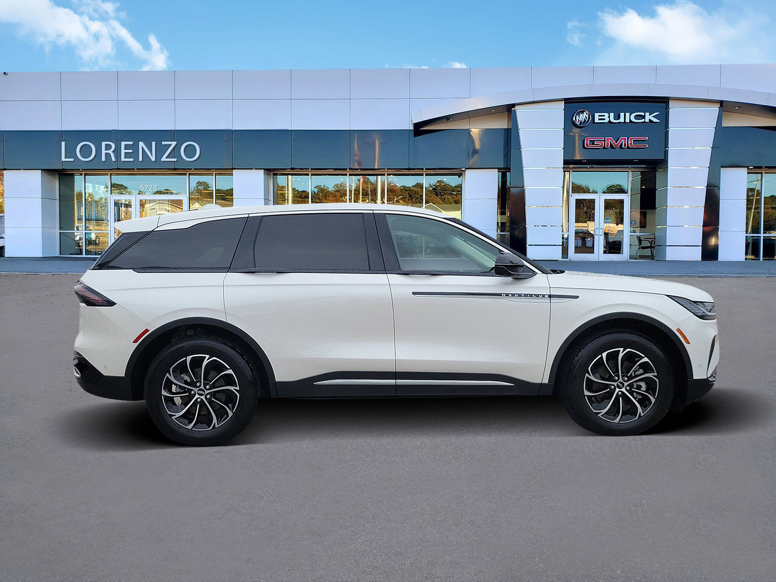 Used 2024 Lincoln Nautilus Premier image 4