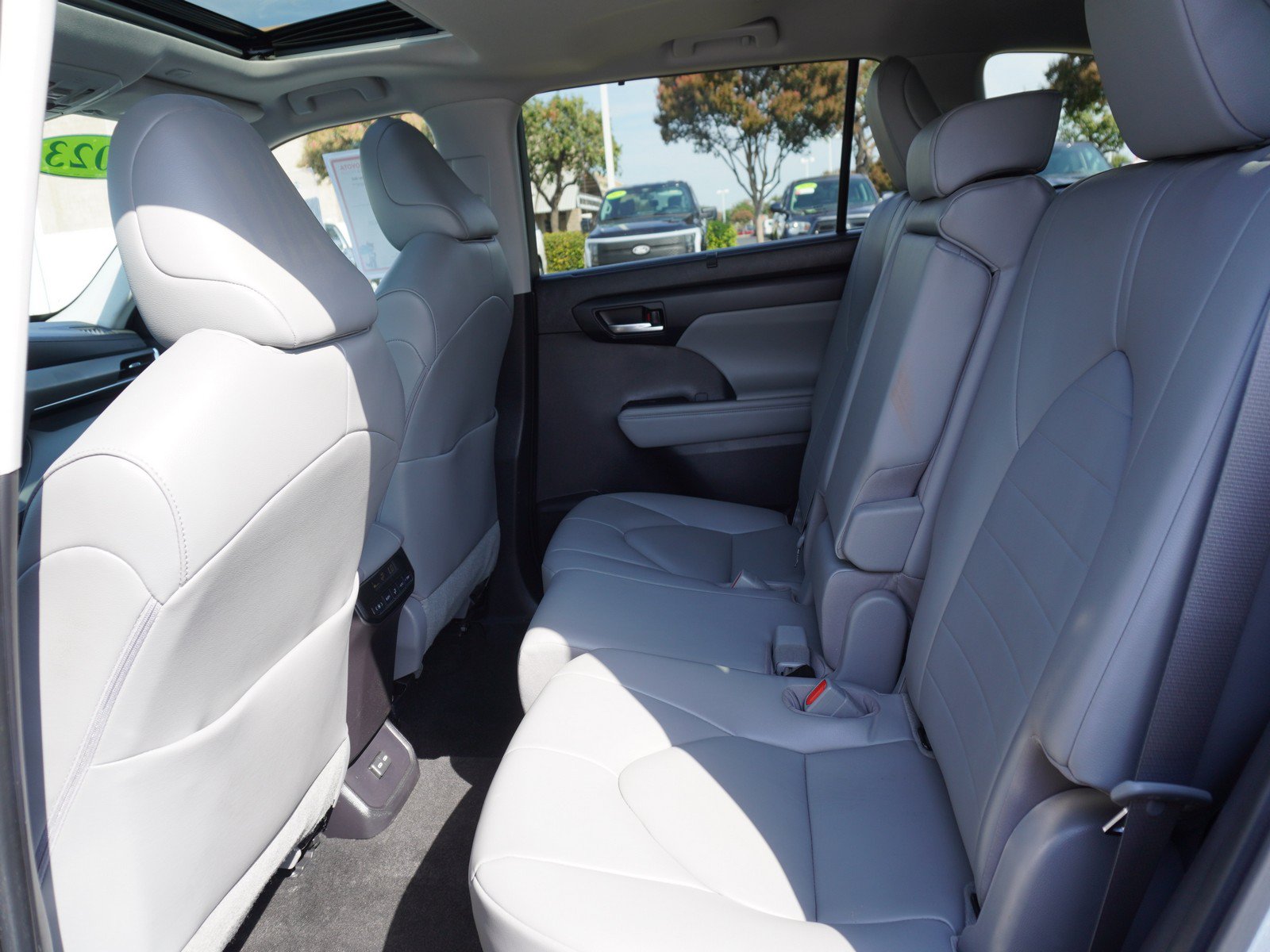 Used 2023 Toyota Highlander XLE AWD/4WD image 14