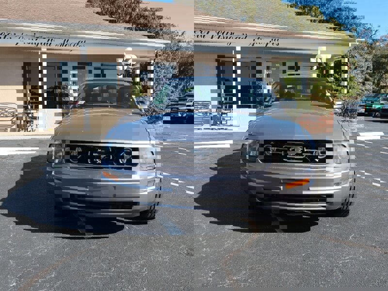 Used 2006 Ford Mustang Premium RWD image 2