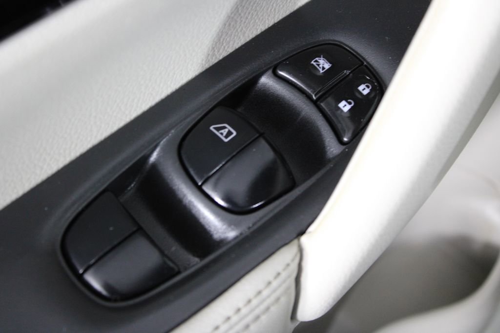 Certified 2017 Nissan Rogue Sport SL FWD image 21