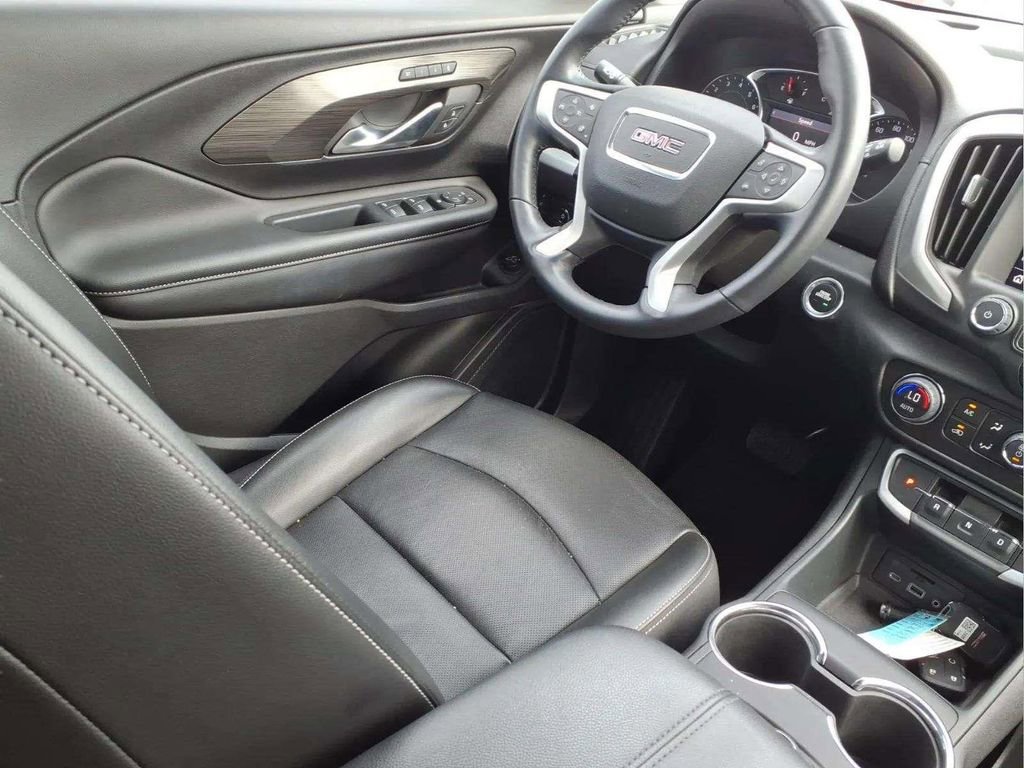 Used 2022 GMC Terrain SLT w/ LPO, 'HIT The Road' Package FWD image 9