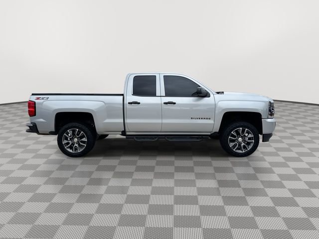 Used 2018 Chevrolet Silverado 1500 LT w/ Redline Edition AWD/4WD image 11