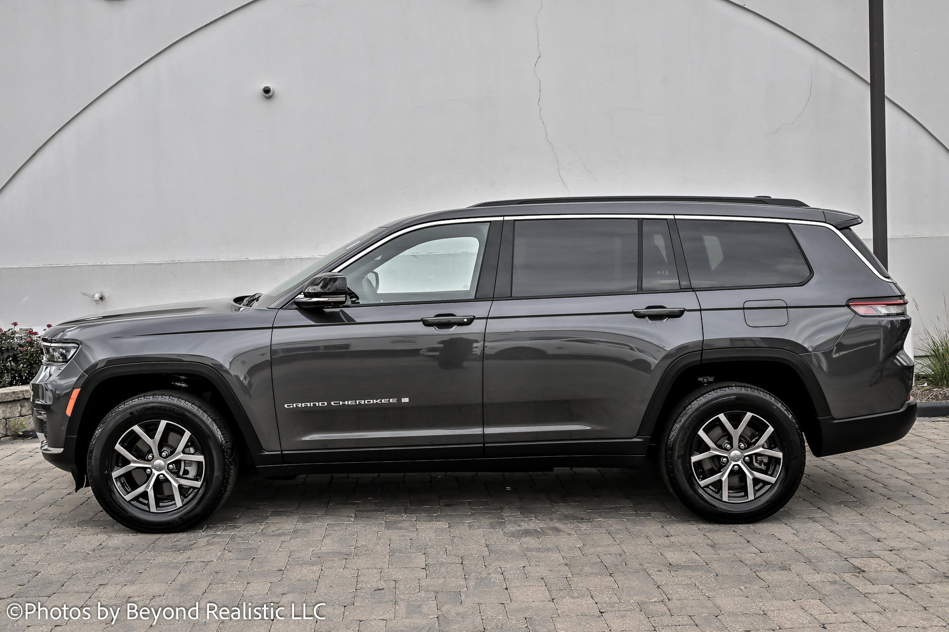 Used 2025 Jeep Grand Cherokee L Limited w/ Luxury Tech Group II image 5