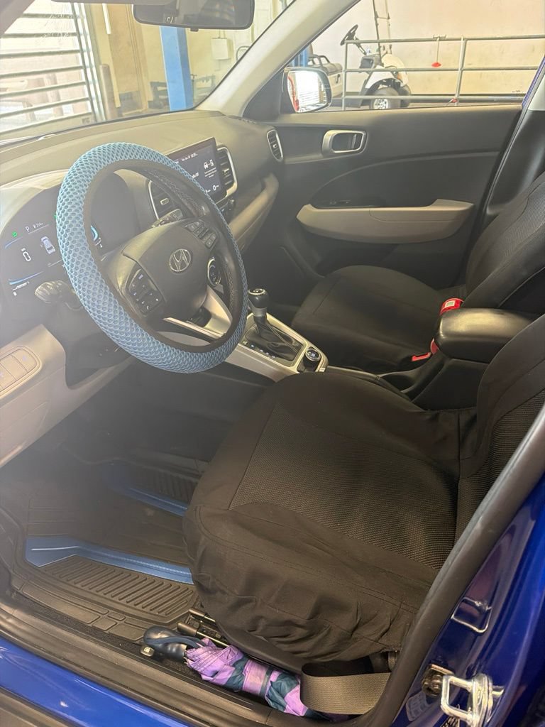 Used 2024 Hyundai Venue SEL FWD image 2