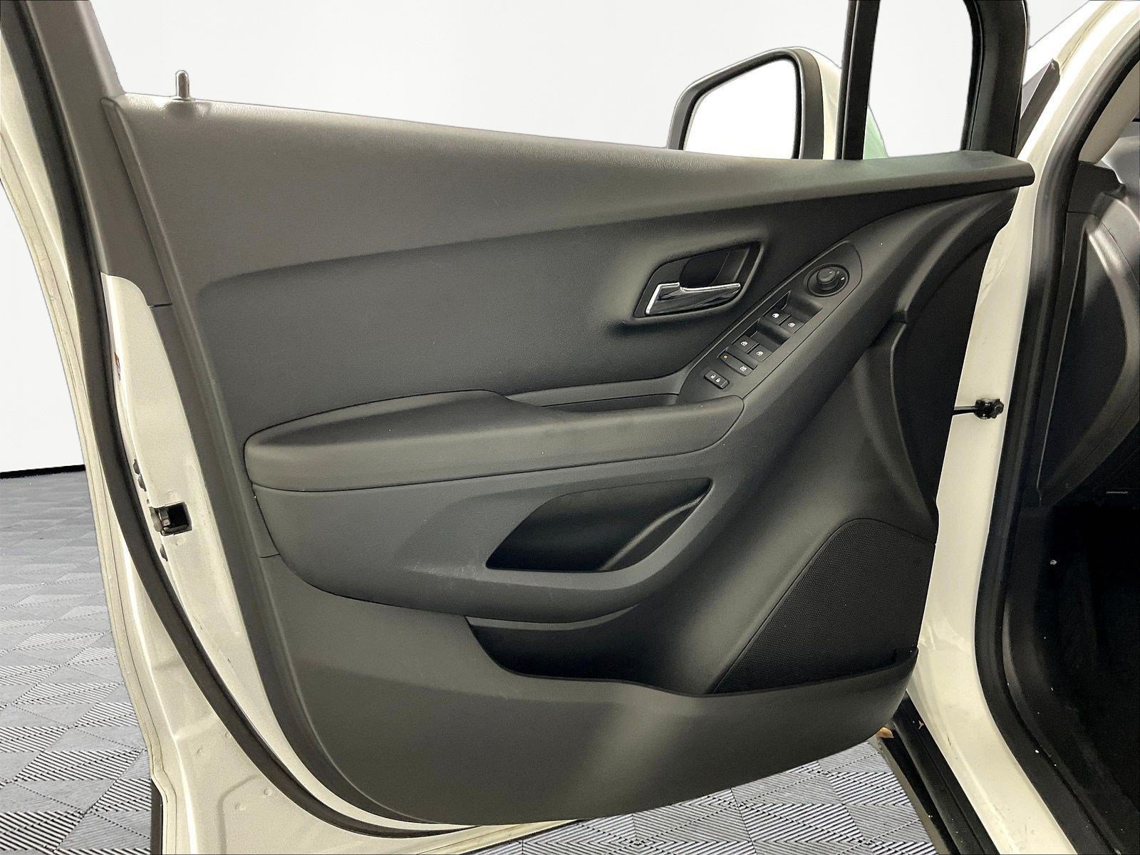 Used 2019 Chevrolet Trax LS FWD image 19