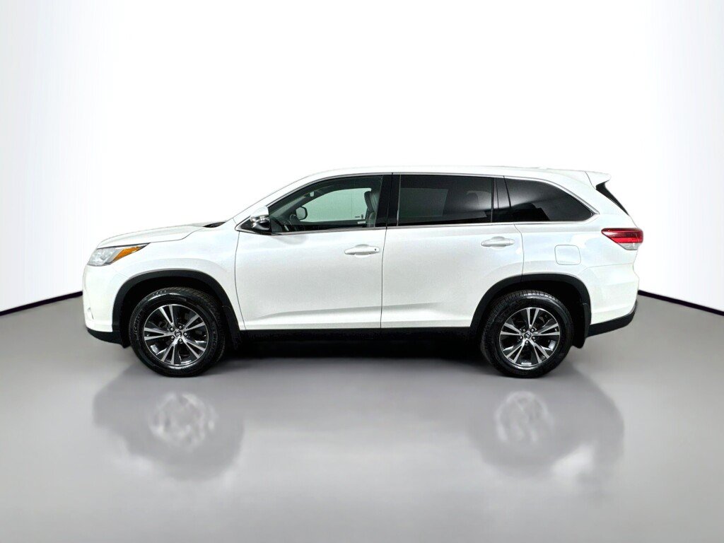 Used 2019 Toyota Highlander Plus AWD/4WD image 2