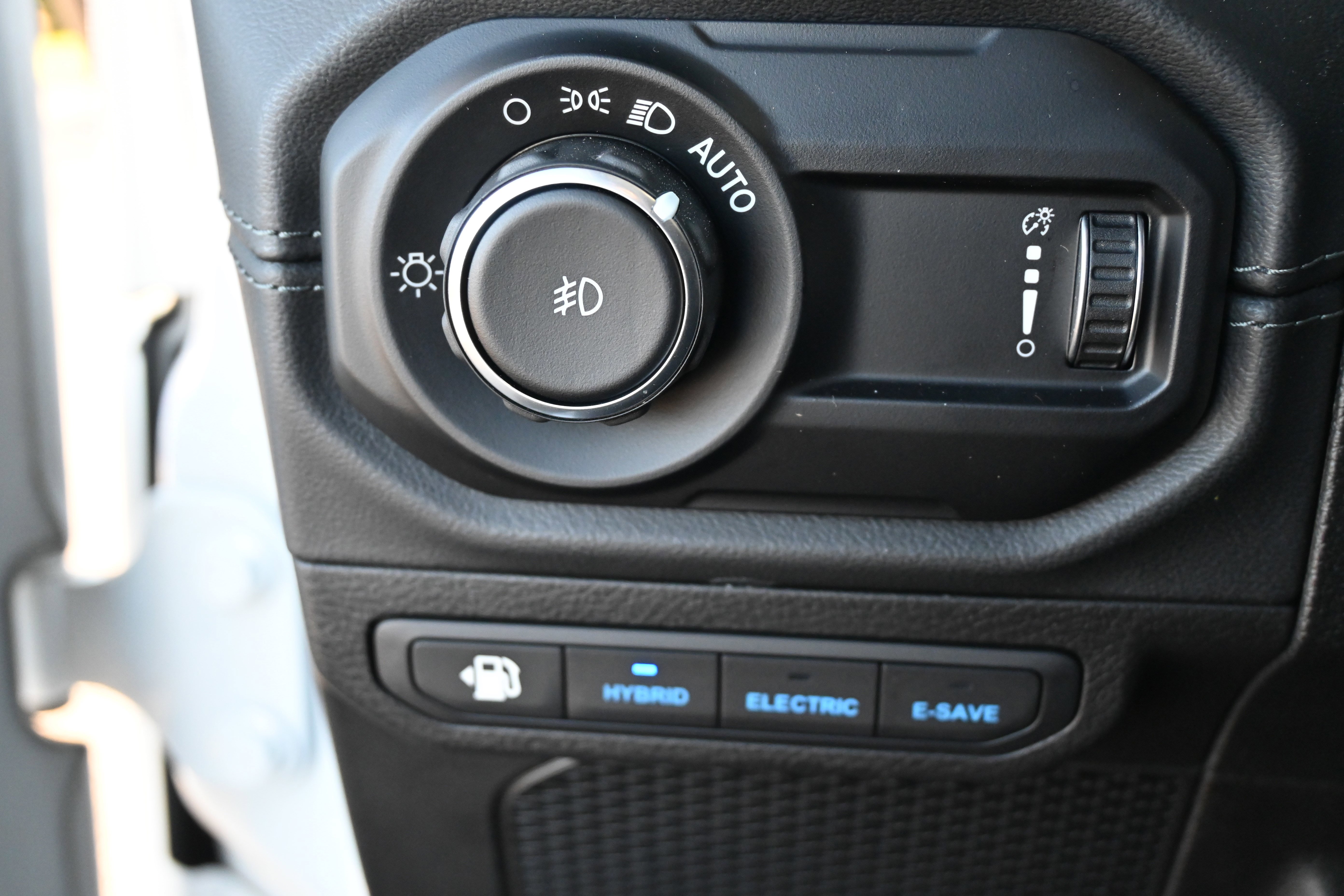 Used 2024 Jeep Wrangler Sahara w/ Technology Group image 29