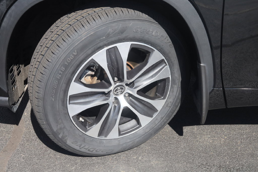 Used 2023 Toyota Highlander XLE AWD/4WD image 30