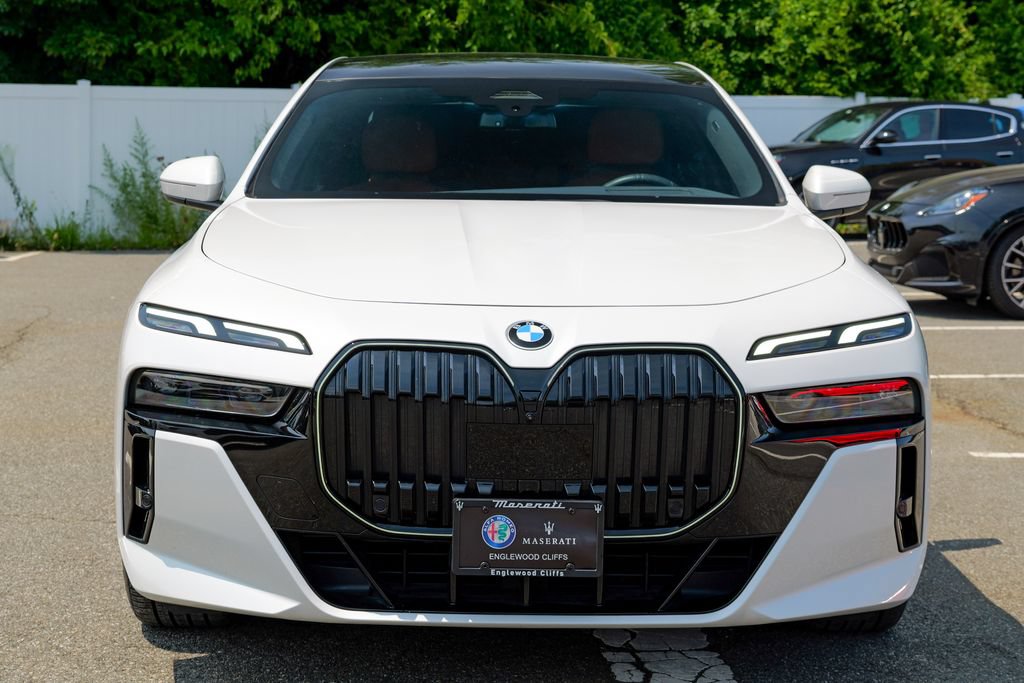 Used 2024 BMW 740i xDrive w/ Premium Package 2 AWD/4WD image 2