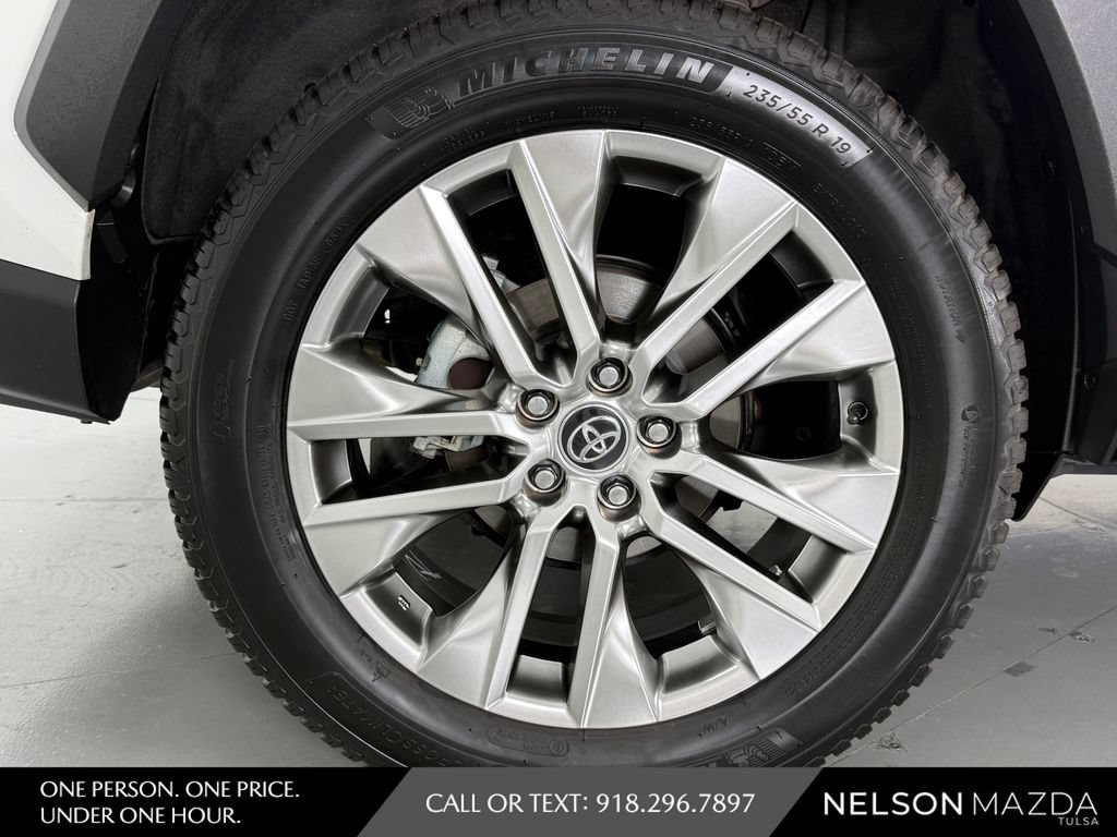 Used 2020 Toyota RAV4 XLE Premium FWD image 13