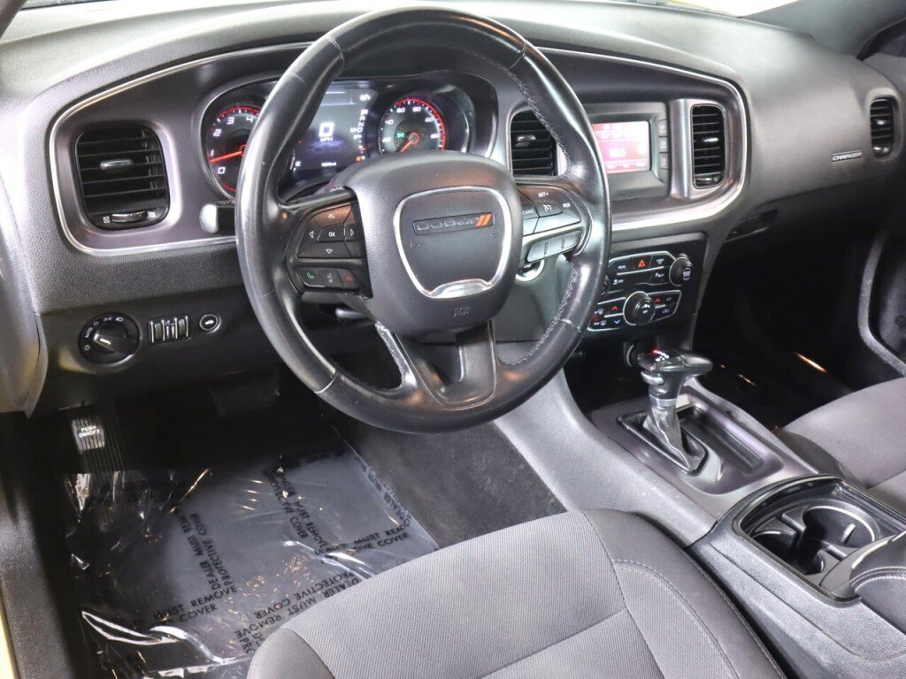 Used 2017 Dodge Charger SE w/ Blacktop Package RWD image 9