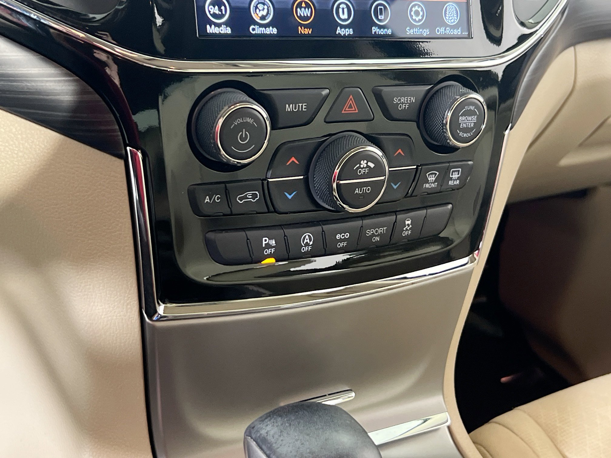 Used 2022 Jeep Grand Cherokee Laredo E image 16