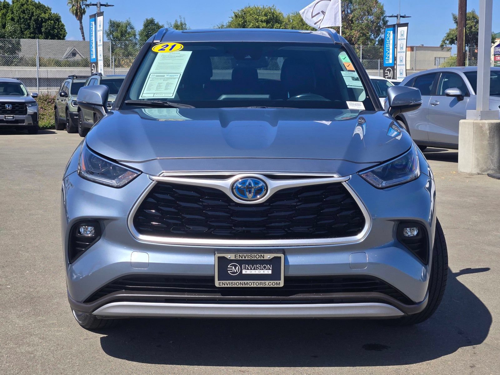Used 2021 Toyota Highlander XLE AWD/4WD image 2