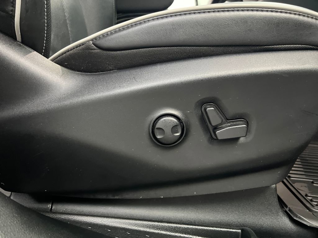 Used 2025 Chrysler Pacifica Limited image 32