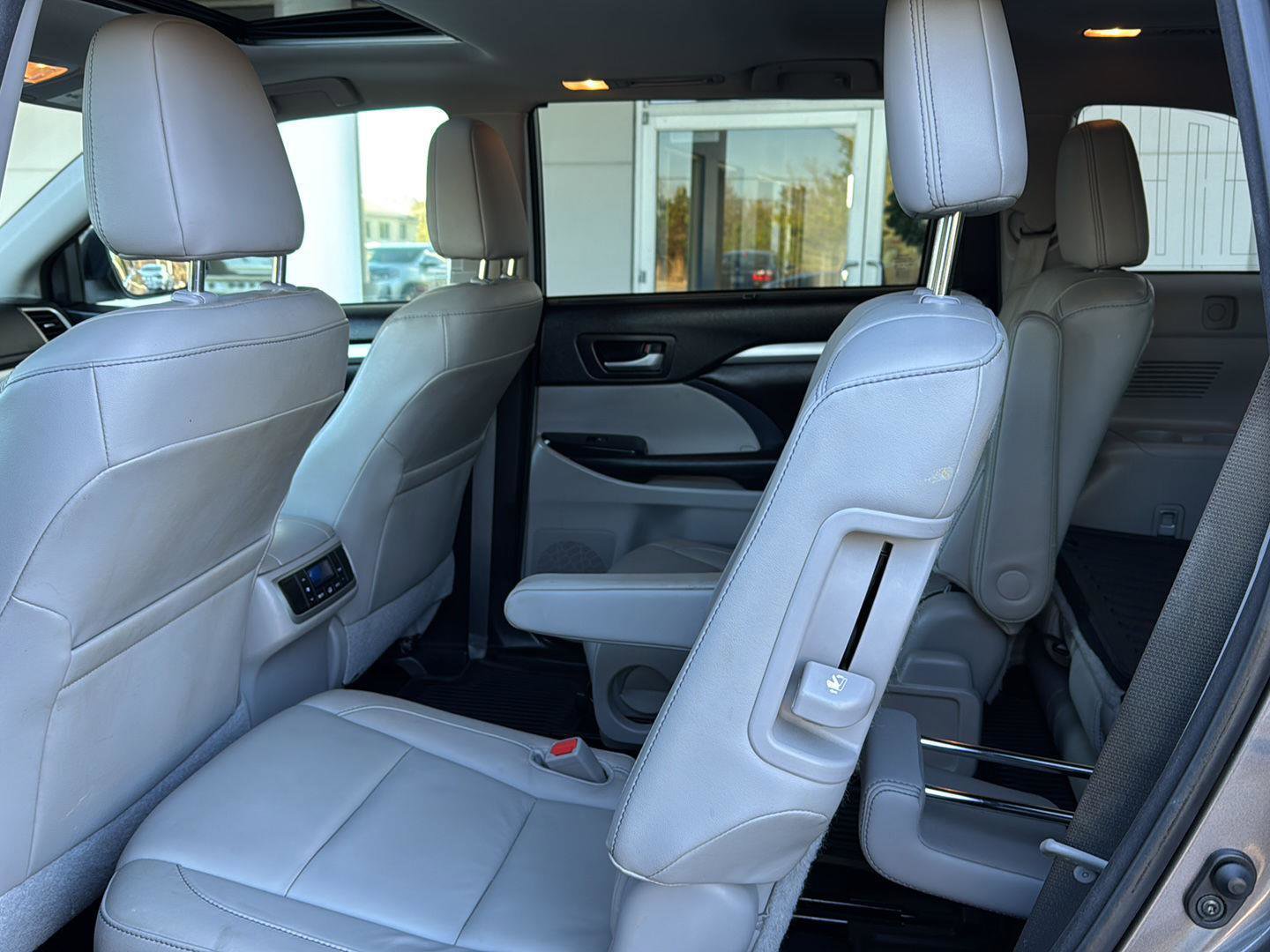 Used 2016 Toyota Highlander XLE image 9