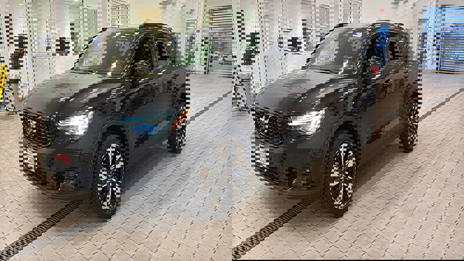 Used 2023 Volvo XC40 B5 Ultimate w/ Climate Package image 9