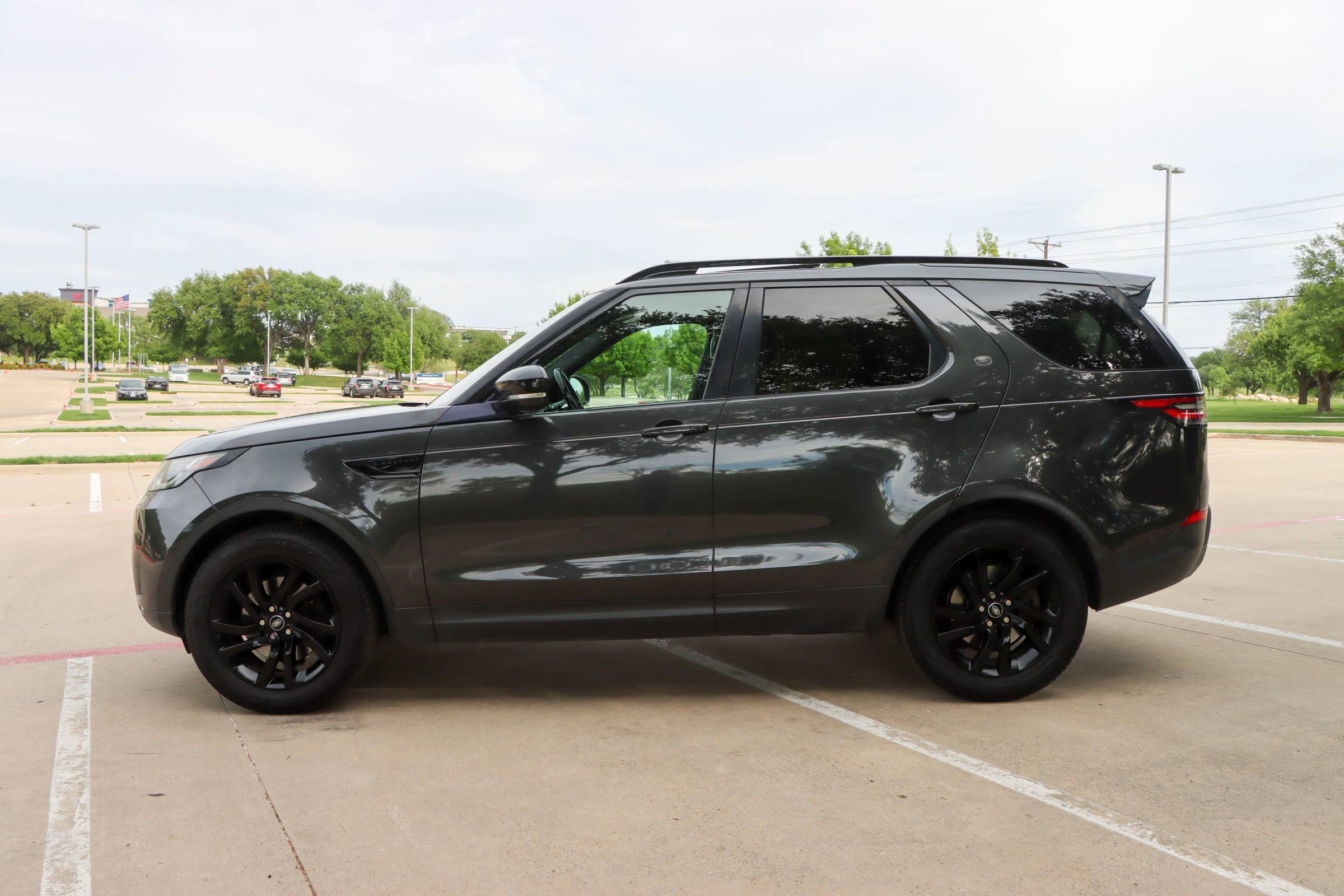 Used 2017 Land Rover Discovery HSE AWD/4WD image 4