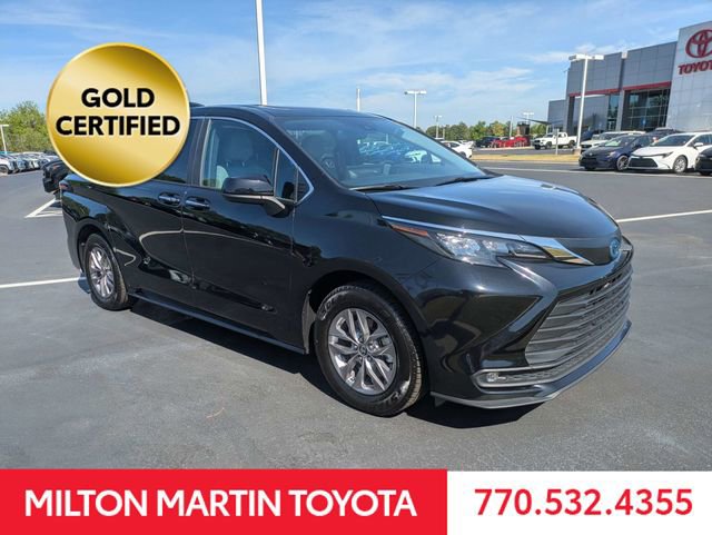 Certified 2025 Toyota Sienna XLE FWD image 2