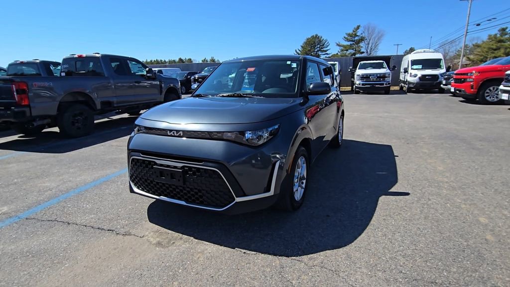 Used 2025 Kia Soul LX w/ LX Technology Package FWD image 14