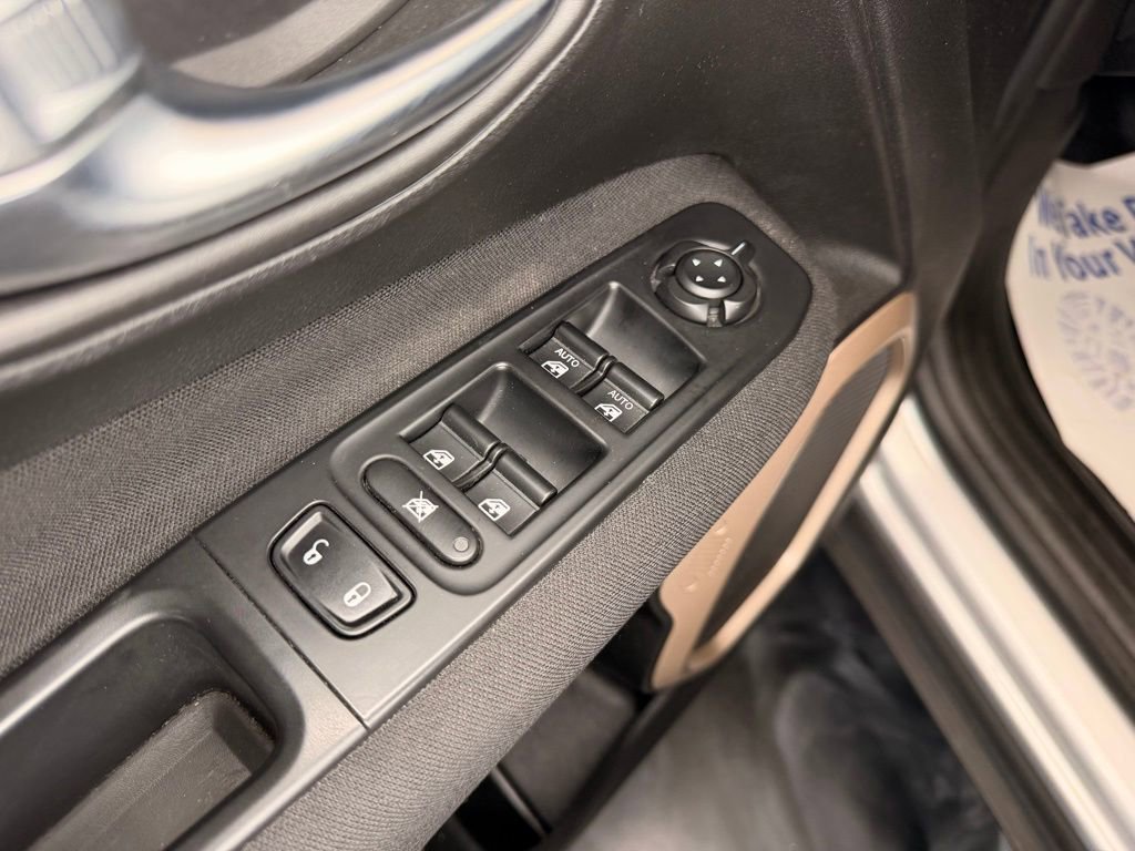 Used 2015 Jeep Renegade Latitude w/ Popular Equipment Group AWD/4WD image 7