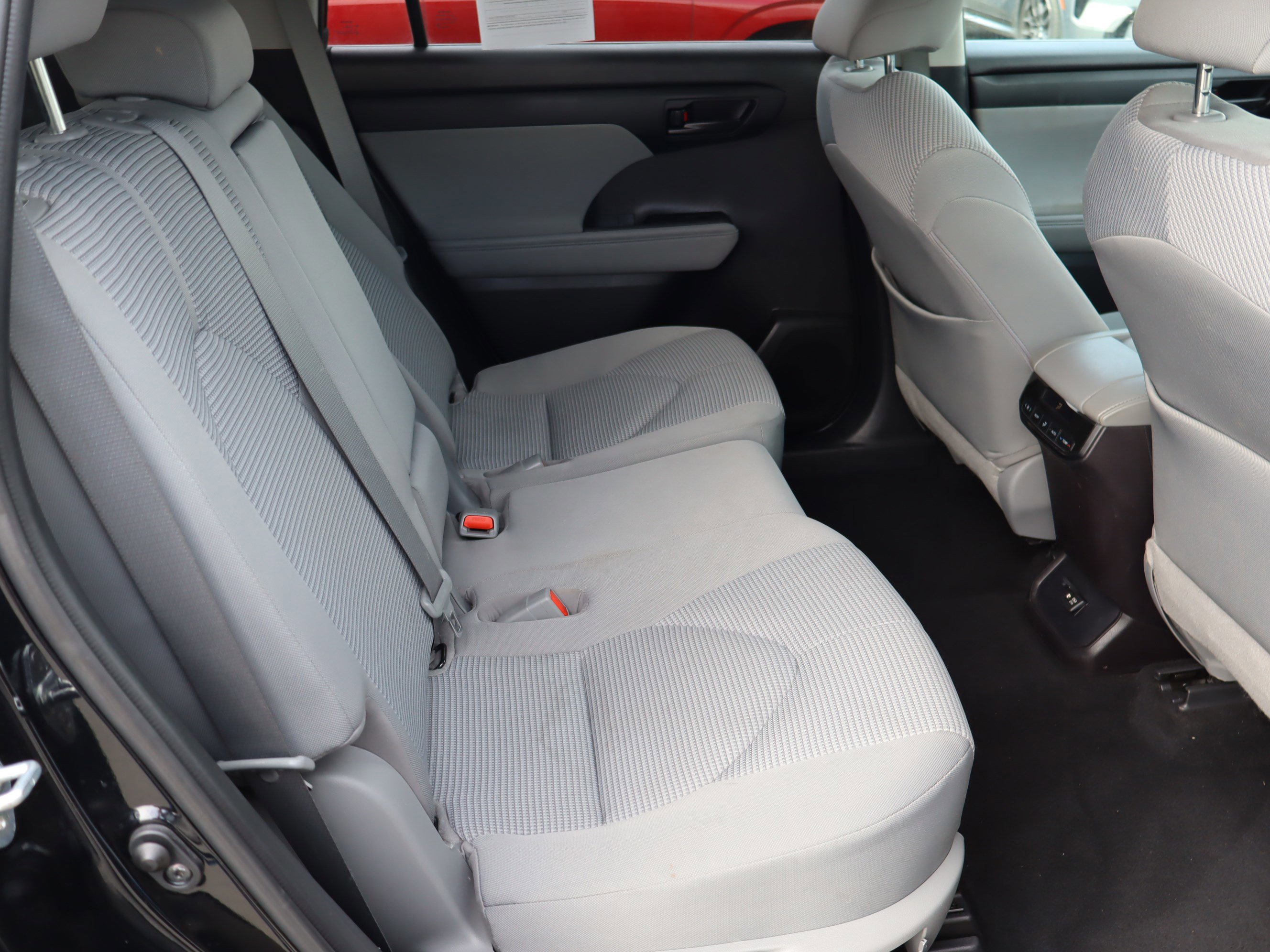 Used 2021 Toyota Highlander LE FWD image 35