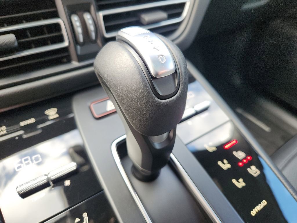 Certified 2025 Porsche Macan image 14