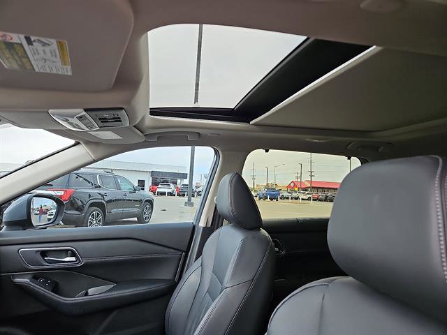 Used 2025 Nissan Rogue Platinum w/ Platinum Premium Package image 13